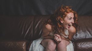 Bancul zilei | Ioana se întoarce acasă și îi zice mamei ei, pe un ton temător