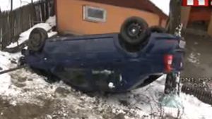 Caz incredibil în judeţul Prahova! Două maşini au derapat şi au ajuns în aceeaşi curte, la interval de două ore