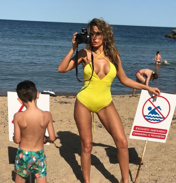 Anna Lesko, în bikini prea mulați la mare. Detaliul intim observat de oamenii de pe plajă