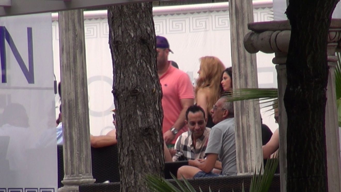 Fotomodele ude, muzica la maximum, dansuri lascive si rauri de sampanie! Vezi ce dezmat la ziua "iepurasului" Roxana Ungureanu