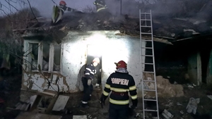 Incendiu puternic în Panciu. Pompierii s-au luptat 2 ore cu flăcările