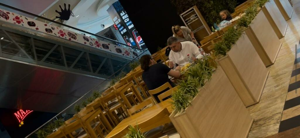 Marcel Ciolacu și fiul lui, Filip, la o masă de pește, în mall Băneasa (Foto: CANCAN.RO)