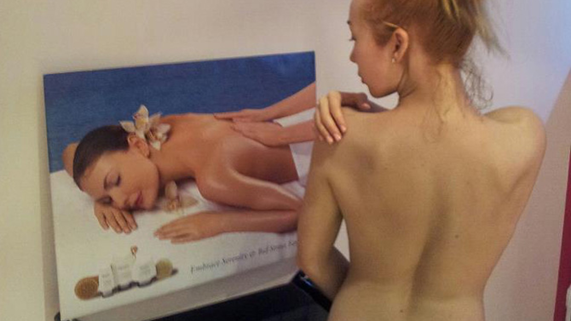 Noua bomba sexy din showbiz se fotografiaza goala! O recunosti doar de la spate?