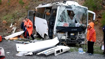 ULTIMA ORĂ! Doi români au murit, iar alţi 14 au fost răniţi răniţi într-un accident rutier în Turcia