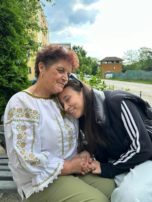 Maya și bunica ei, mama Mirelei Retegan. Sursa foto: Instagram