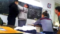 Un profesor a fost bătut măr în timpul orei de doi elevi de gimnaziu! Detalii revoltătoare