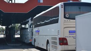 Un autocar plin cu români, venit din Italia, a fost oprit la vamă. Pasagerii, băgați în carantină