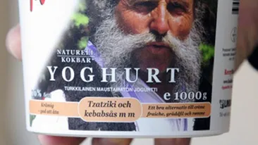 Un grec vrea 5 milioane de euro pentru ca a aparut pe o galeata de iaurt