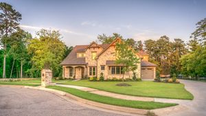 Amenzi de 100.000 de lei pentru românii de la curte care decid, de bună voie, să încalce această lege