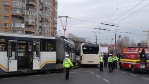 ACCIDENT în Capitală! Un tramvai şi un autobuz RATB s-au izbit la intersecţia Baba Novac - Mihai Bravu