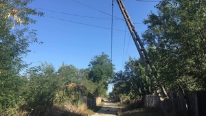 Locuitorii unui sat din Dolj trăiesc de şapte ani cu frica să nu le cadă stâlpii de electricitate pe case
