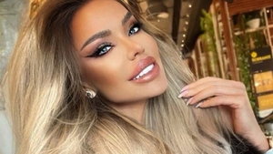 Bianca Drăgușanu a cam exagerat cu operațiile estetice. Cum arată acum posteriorul vedetei. FOTO