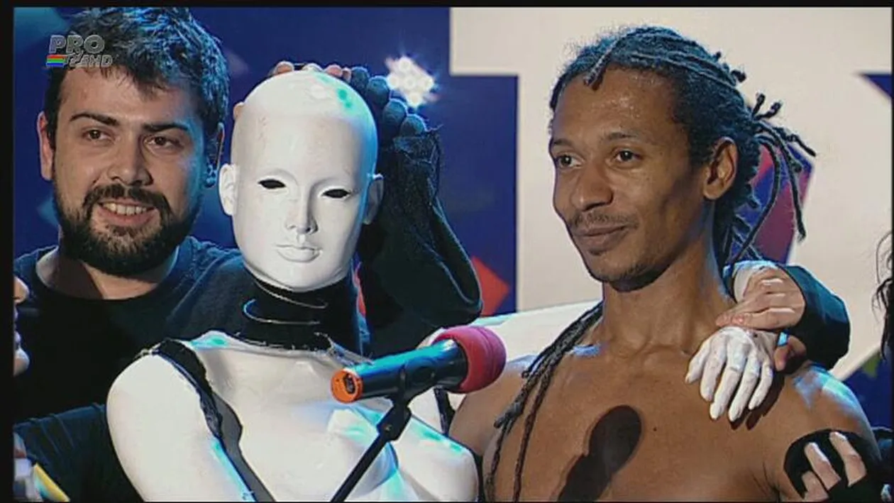 I-a lăsat pe toţi cu gura căscată! Un bărbat aproape gol a dansat cu un manechin uman: Ati omorât-o pe Andra