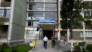 Un bărbat din Motru cu degerături a murit după ce a fost ținut trei zile în spital, fără a fi operat. Declarația medicului: ”Unu, ieşeam din tură şi doi, anestezistul era în concediu!”