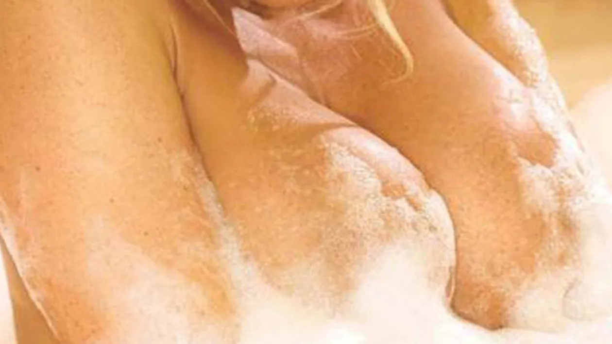 S-a pozat goala pusca! Ce vedeta apare plina de spuma, cu sanii la vedere? Imagini extrem de fierbinti