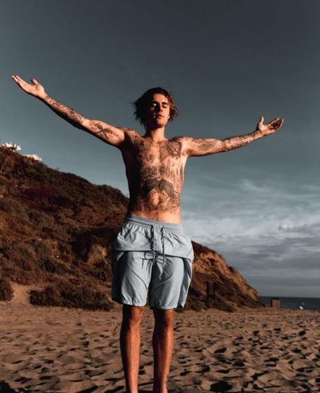 Justin Bieber s-a transformat în femeie! Fanii au rămas înmărmuriți când au văzut schimbarea