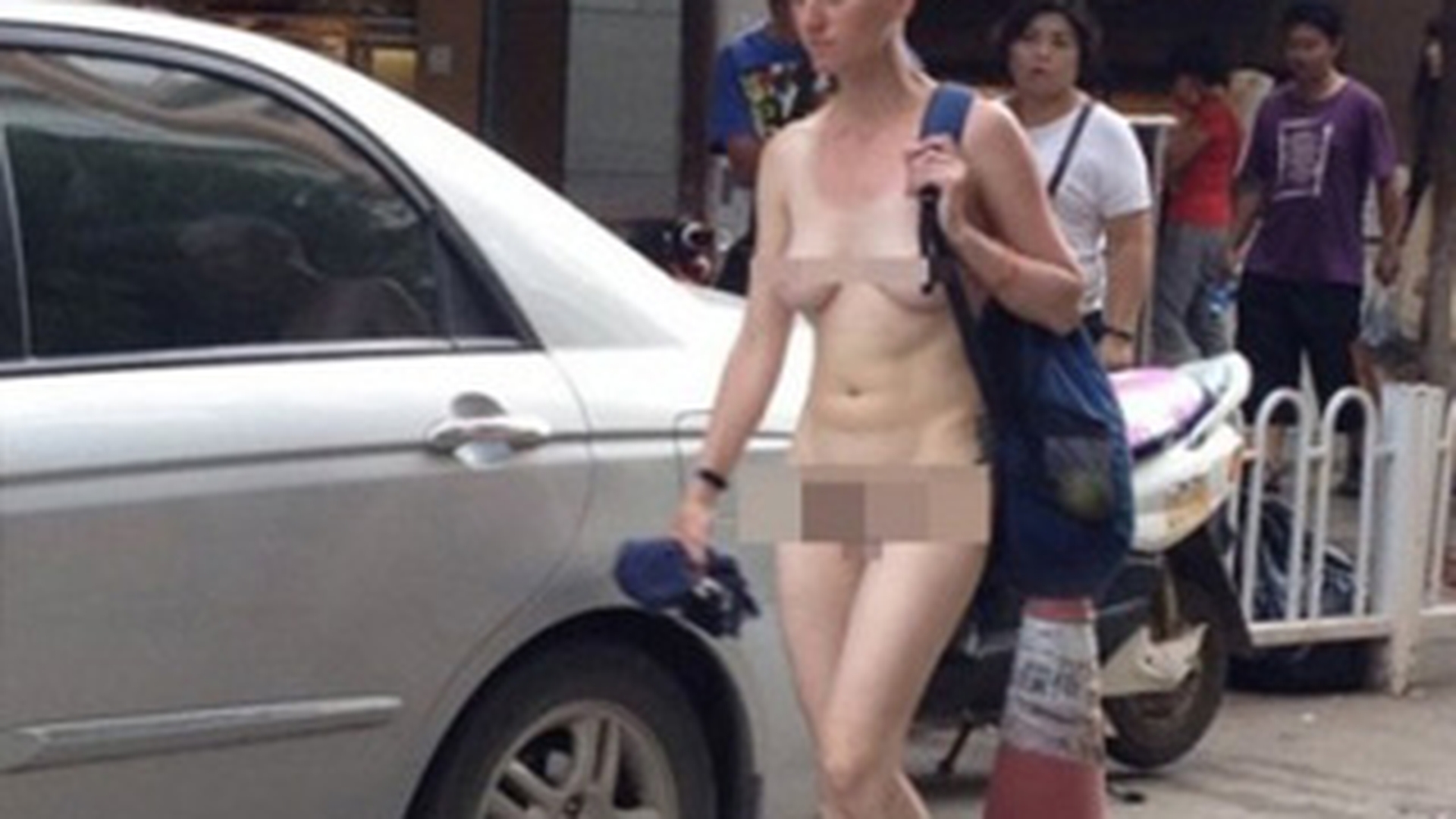 Turista care a scandalizat China! S-a plimbat goala pe strazi in vazul copiilor!
