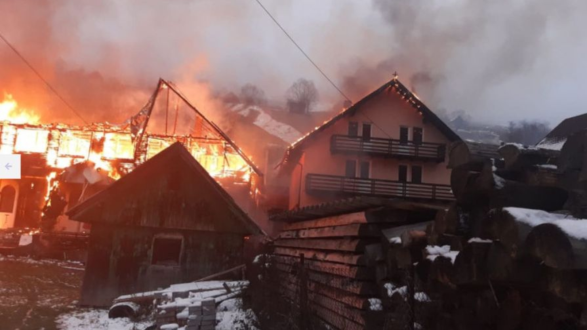 News Alert! Incendiu de amploare la Moieciu de Sus. Trei pensiuni au luat foc ca o torță