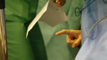 O femeie din Pitești a fost operată la lumina telefonului: ”Farul ăla care-ți bate…”