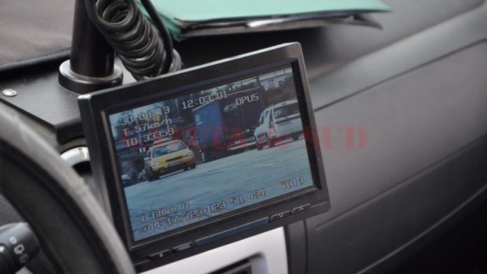 Un șofer craiovean, prins conducând cu 208 kilometri la oră! Ce amendă uriașă i-au dat polițiștii