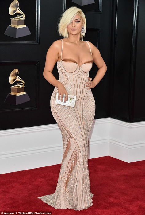 Şi-a scos sfârcul la plimbare pe covorul roşu de la premiile Grammy! A pozat frumos, elegant, însă apoi sânul i-a stricat ”figura”