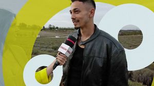 Cum și-au bătut joc gardienii de Juno, după ce l-au prins la furat din magazin. Au scos electroșocurile și... ”Hai, băgați!”