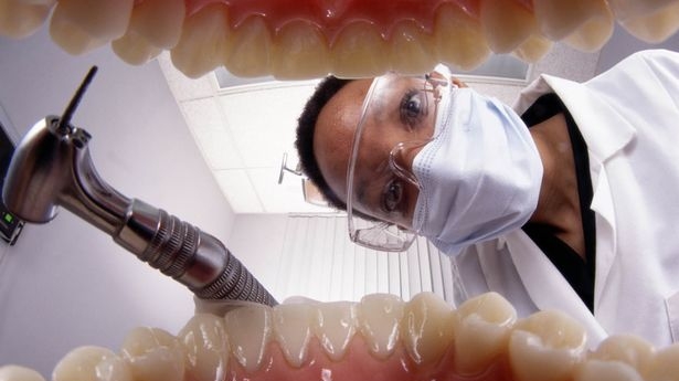 Cosmarul fiecarui pacient: unui dentist i s-a blocat freza, i-a cazut pe gatul unei femei si s-a impotmolit in plamanii acesteia