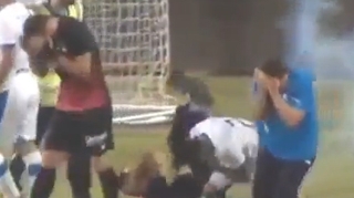 VIDEO "Bombe" la derby-ul Ciprului! Una a pus la pamant 4 oameni pe o raza de 2 metri