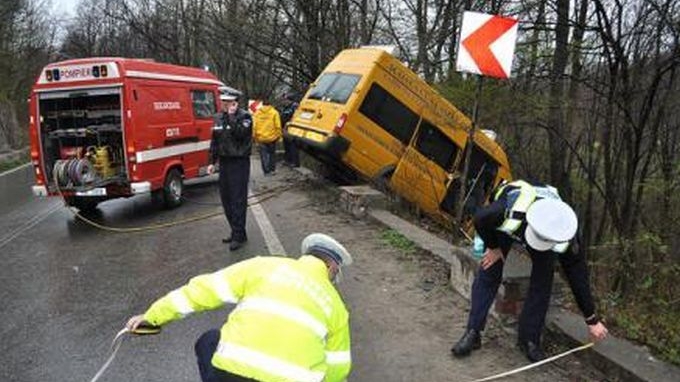 Un microbuz cu elevi s-a răsturnat pe şoseaua dintre Deva şi Hunedoara