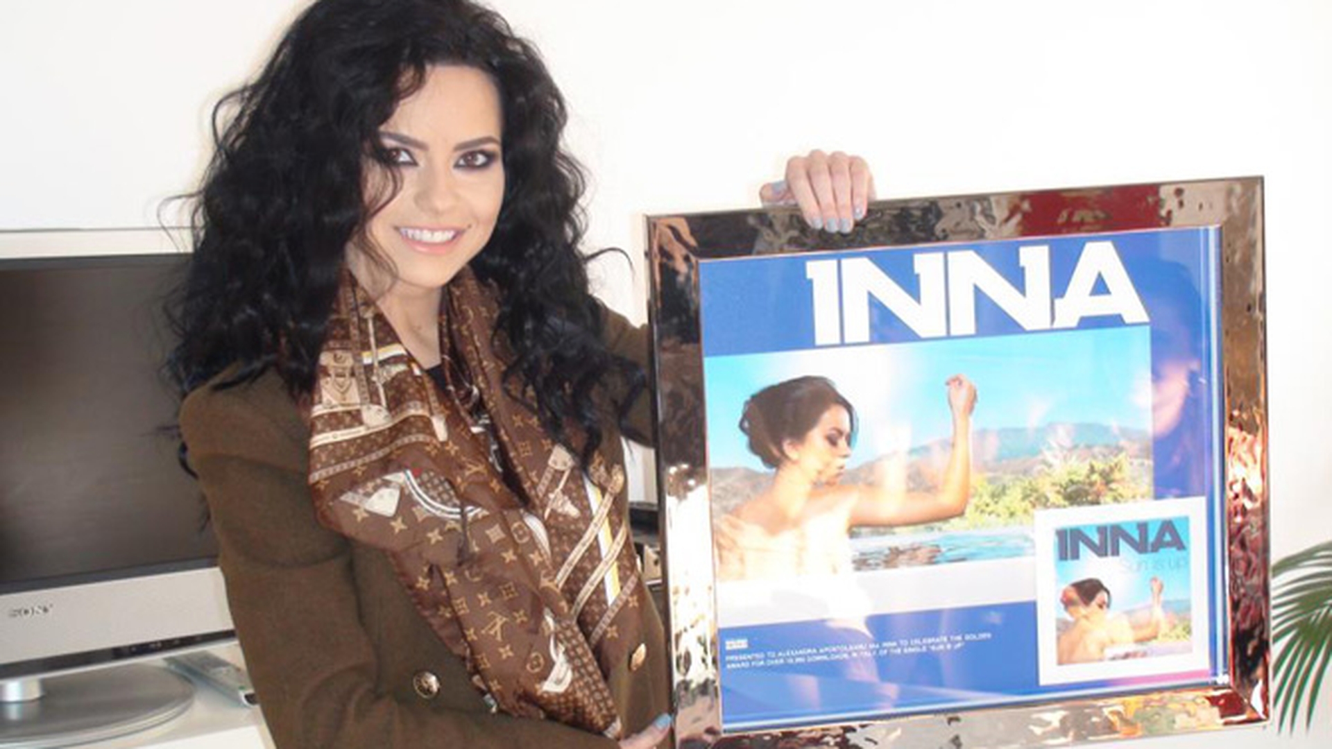 Inna si-a luat fite de vedeta! Poarta o esarfa Louis Vuitton de cateva sute de euro - Vezi cum a asortat-o si daca ii sta bine