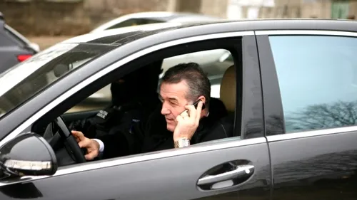 Gigi Becali, tras pe dreapta de un polițist în timp ce vorbea la telefon. Replica savuroasă pe care i-a spus-o agentului
