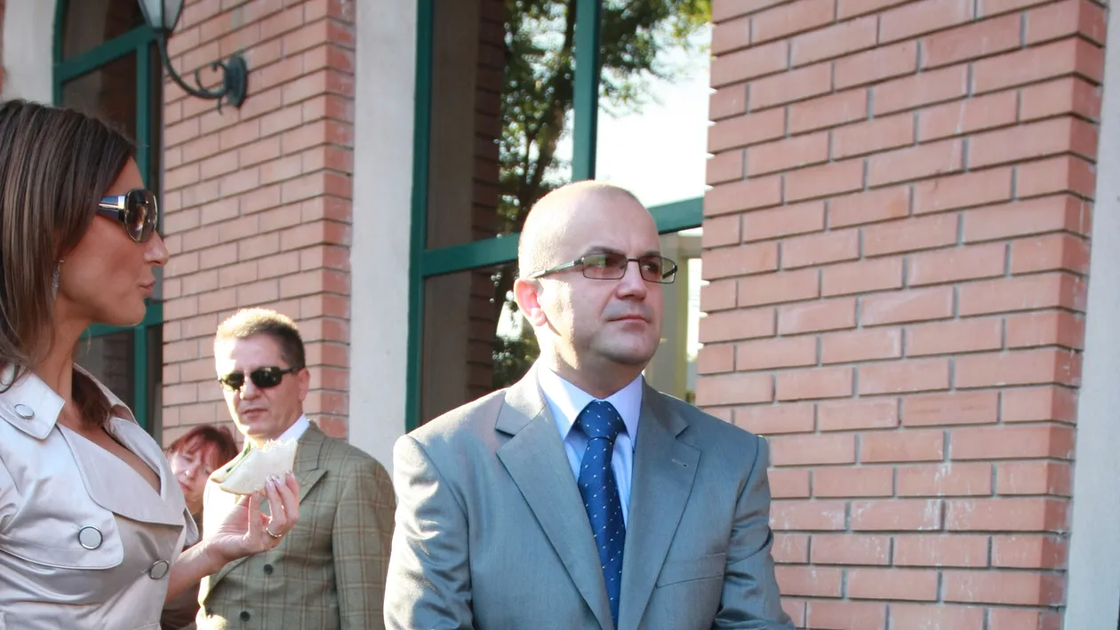 Buna-i mancarea, dar greu e trasul de fiare! Imbuibat de milionarul Tabacaru, Axinte se chinuie la sala, sa dea burta jos!