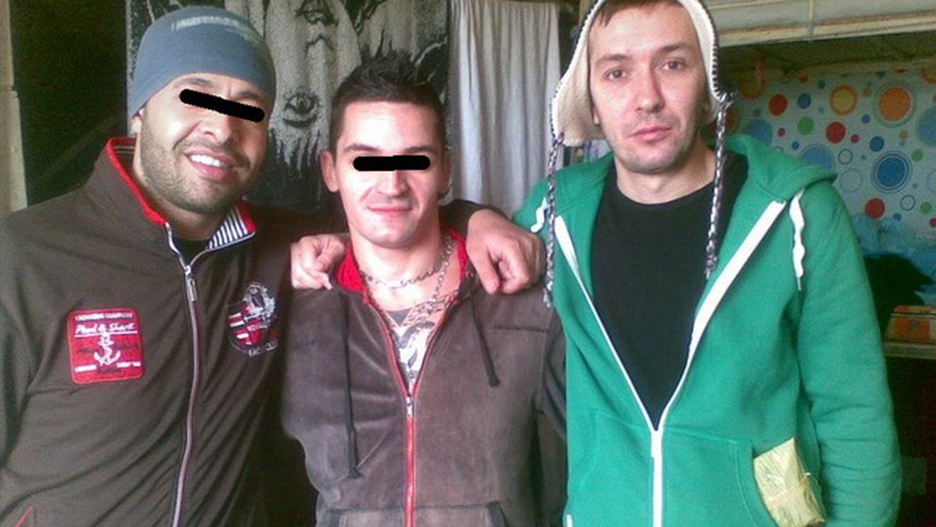 Sisu lucreaza la imaginea lui! Sedinta foto in hanorac si cu fes, incadrat de colegii de celula!
