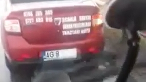 VIDEO INCREDIBIL. Mașină-fantomă pe Autostrada București-Pitești. Circulă cu numărul acoperit, ca să nu plătească rovinieta!