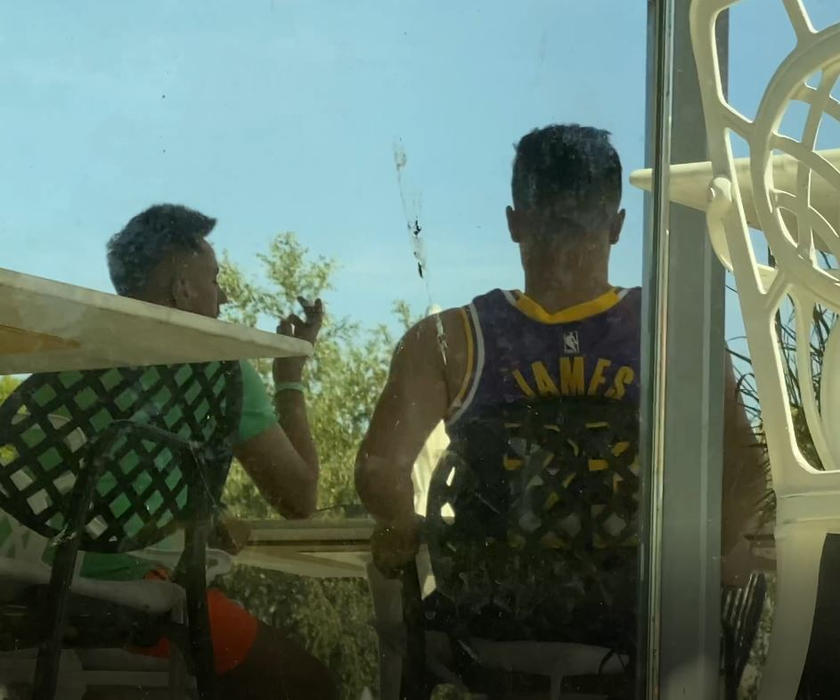 Steliano Filip se relaxează la o masă (Foto: CANCAN.RO)