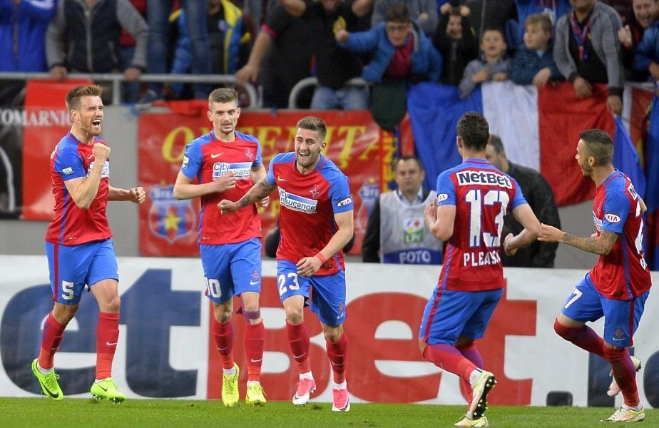Jucătorii lui FCSB se bucură după un gol marcat