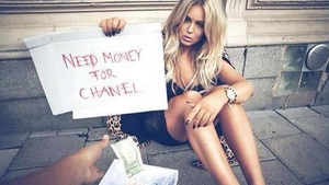 Sotie de handbalist a ajuns sa cerseasca pe Internet. Vezi de unde s-a inspirat fostul "iepuras" si pentru ce isi doreste bani