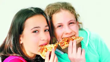 Adolescentii insomniaci mananca de la fast-food