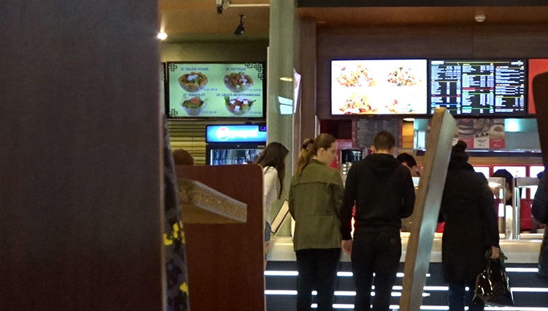 Nistor se uită atent la meniu