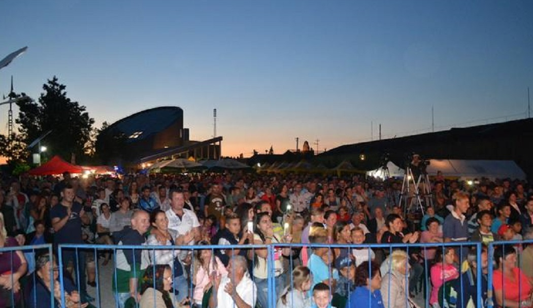 Publicul i-a dat şi flori lui Pomohaci (Foto: Bihoreanul)