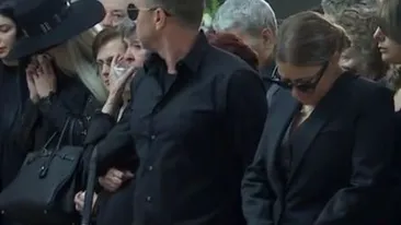 Durere fără margini! Mama Elenei Gheorghe a cântat în timpul înmormântării Ionelei Prodan! Toți cei prezenți au început să plângă