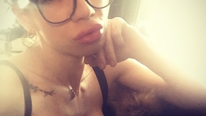 Imagini incendiare! N-o sa-ti vina sa crezi cat de sexy e mama moldovencei cu “Porsche pa negru”!