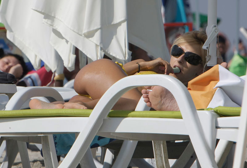 Andreea Balan, incredibil de sexy la mare. Şi-a aranjat slipul sub ochii unui amic, după care a luat strugurelul şi…