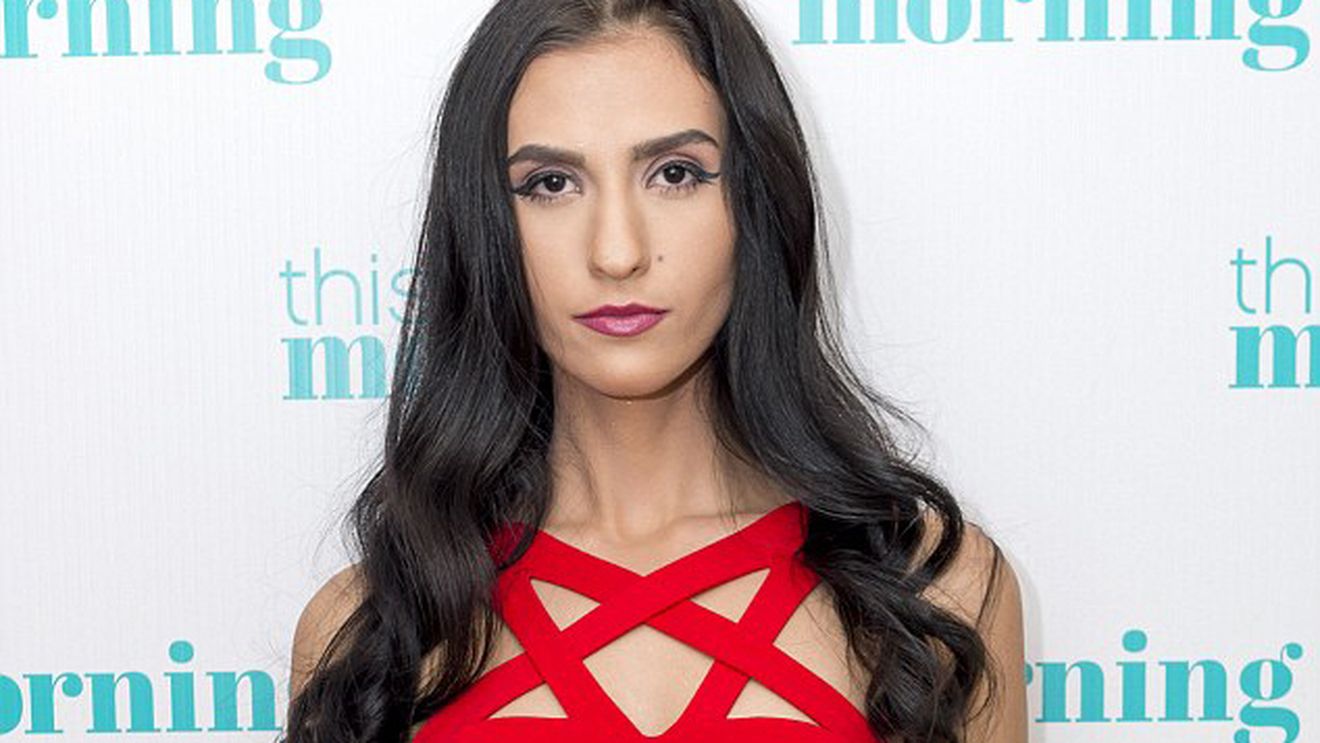 Românca de 18 ani care şi-a scos virginitatea la vânzare pentru un milion de lire sterline a stârnit din nou imaginaţia bărbaţilor. Le-a arătat tuturor posteriorul ei bine lucrat la sală