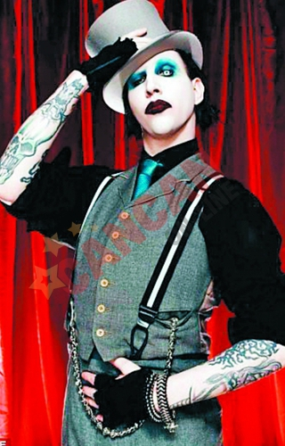 Marilyn Manson, transportat de urgenţă la spital!  Un element din decor s-a prăbuşit peste el, în timpul concertului