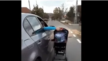 Un tânăr, filmat în timp ce-şi plimbă bebeluşul în cărucior, din maşina pe care o conduce! Ce-a urmat apoi întrece orice imaginație