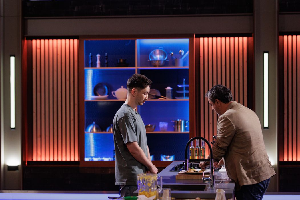 El este Cristian Ușurelul, programatorul care a luat primul şorţ de aur la MasterChef. Foto: Pro TV