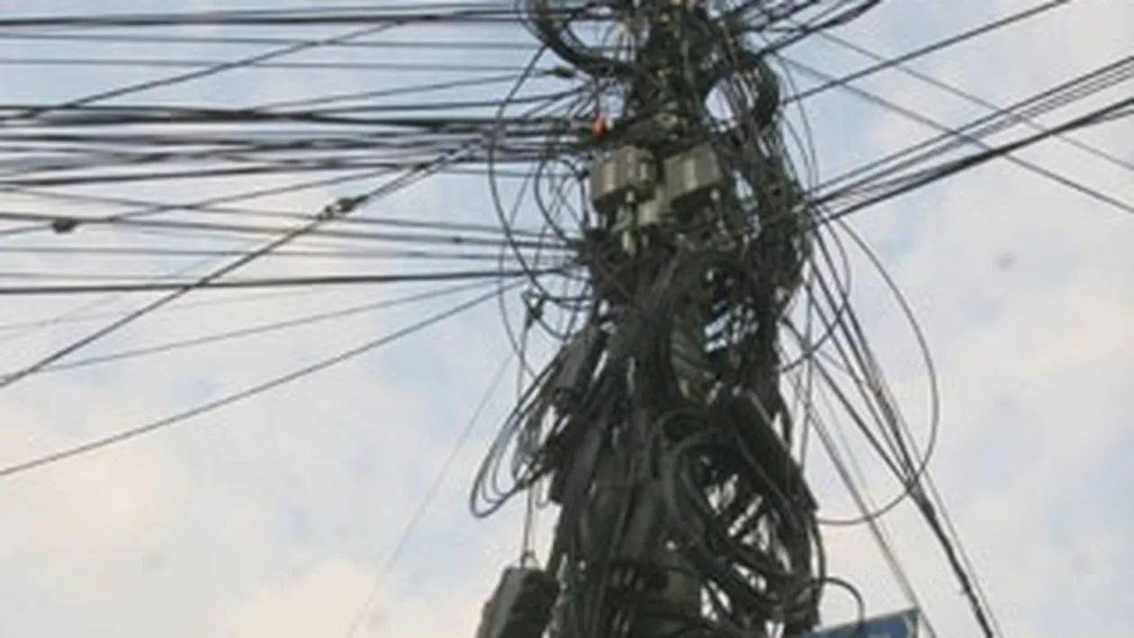 Un tanar a ajuns in coma, dupa ce s-a electrocutat in timp ce fura cablu