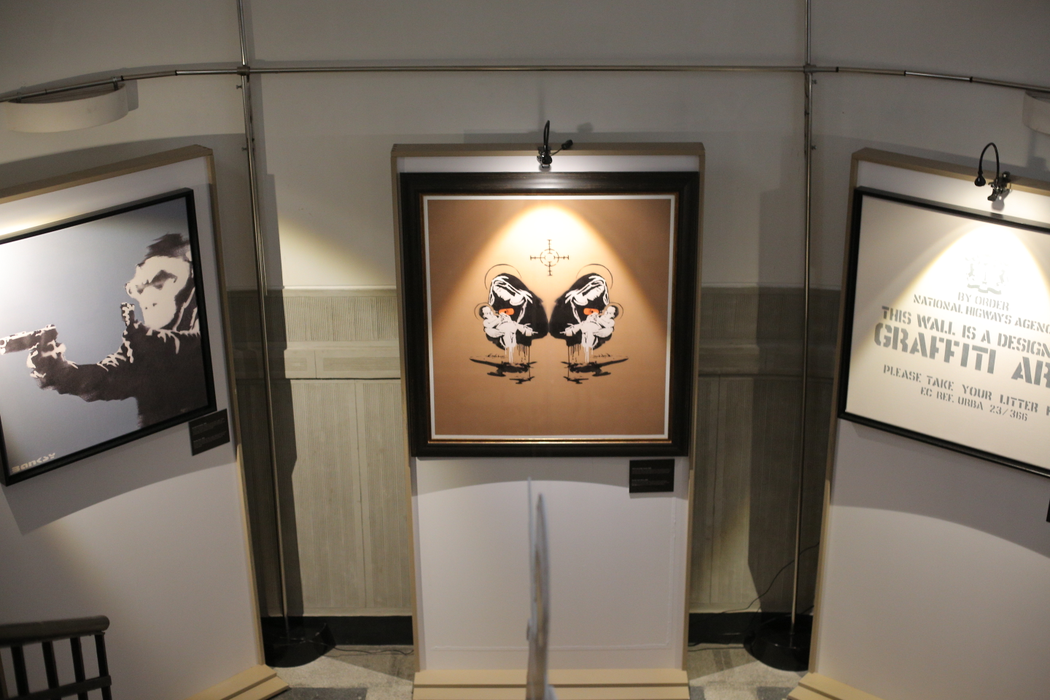„The Art of Banksy”. Banksy, celebrul ”artist graffiti”, expoziție de senzație în Arcul de Triumf