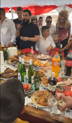 Imagini colosale! Tzancă Uraganu` cântă la o nuntă de minori! Mirele are 9 ani, mireasa, 17! S-a întâmplat la Strehaia